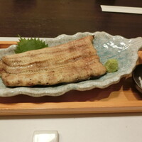 割烹蒲焼 横浜八十八 吉田町店 - 『白焼き』（一尾）分けていただいています