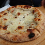 徳澤園 - 4種のチーズピザ
