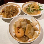 南園 - 【2023年05月】右上：五目入り焼きビーフン＠2300円、中央下：エビ入り焼きそば＠2,600円、左上：南園特製あさり入りチャーハン＠2,300円、3人取り分け後。