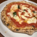 PIZZERIA MARITA - こちらは相方さんがオーダーしたマルゲリータ。トマトソースがジューシーでシンプルの極み！