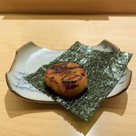 鮨 神楽 - ホタテの磯辺焼き