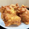 Honmaru - 直径8〜9cmほどの大ぶりな鶏もも肉唐揚げは衣はカリザクで、身は鶏もも肉の脂がじゅわわ〜っとジューシー。