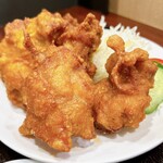 216112444 - 鶏皮部分は特にカリッカリ。千キャベツには酸味あるフレンチドレッシング。浜松人は千切りキャベツのことを千キャベツという。学校給食の献立表にもそう書いてあったし、これが方言だとはつい最近まで知らんかった。