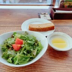 216113602 - 有機野菜たっぷりのモキチサラダ・自家製フォカッチャ