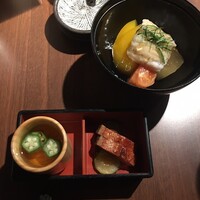 豊和 表参道 - 焼き鰻とオクラのとろみ出し汁、鱧と野菜の炊き合わせ