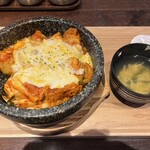 韓国料理 ホンデポチャ - ランチメニュー チーズダッカルビ石焼ビビンパ定食(おかず8品付き) ¥1580