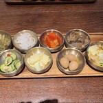 韓国料理 ホンデポチャ - チーズダッカルビ石焼ビビンパ定食¥1580のおかず8品