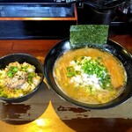 麺屋 よじむ - 鶏白湯900円+平日サービスチャーシュー丼