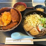 鶴岡屋 本店 - かつ丼（上）と冷やしたぬき（そば）。