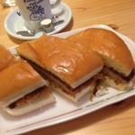 Komeda Kohi Ten - 味噌カツサンド
      めちゃでかーい
      三人でシェアすべし