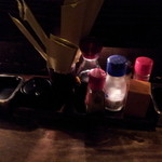 日南 - 卓上の調味料