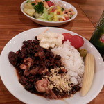 CHEGA+MAIS - フェイジョアーダ（煮込み豆）、タロイモの粉をかけて食べる。