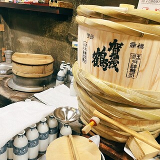 在传统的灶台上慢慢加热，品尝不到的贺茂鹤的“木桶酒”