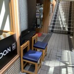 Musashino Udon Takekuni - 店舗入口手前　待ち椅子が2脚