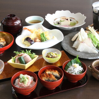 可選擇喜歡的主菜的午餐3,300日元起。