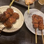 八尾炭火焼鳥わっちょい - 左がいつもオーダーするつくね