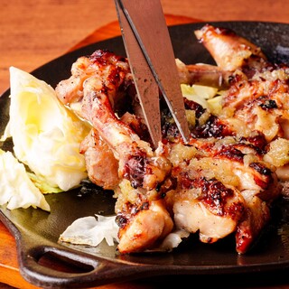 【鸟类菜肴很好吃】特色是烤鸡肉串和使用清龍幼雞的烤大腿。