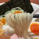 酒肴場 屯 - 全粒粉入りのツルパツ細ストレート麺
