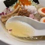 酒肴場 屯 - ドロっと濃いめの昆布水に繊細な鱧の風味。酢橘や山椒，梅肉などの爽やかな風味が夏らしいスープ