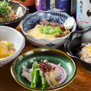 コース料理の一品には旬の食材を盛り込んだ一皿に舌鼓