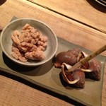 ちそう屋 コイン - えらべるおつまみ２品盛り　５００円。やみつきクルミ・つぶ貝の旨煮。