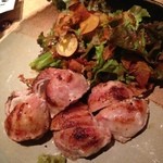 ちそう屋 コイン - たちコレの逸品「丸ごと玉ねぎと豚バラのグリル」７８０円。