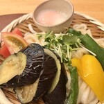 Yuidama - 夏野菜のスパイスカレーつけうどん
                      太麺
                      1430円