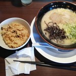 博多ラーメン清水屋 - 博多ラーメン 690円、かしわめし 200円