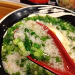 俺の中華たなか家 - 塩ベースのスープに「刻み大蒜」「背脂」「青葱」の三種が混ざって、大蒜ガツン★としながら背脂の甘さ♬青葱の爽やかさ♪が楽しめます(^o^)/