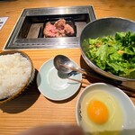 Yakiniku Horumon Bungo - レアハンバーグ定食200g トッピング生卵