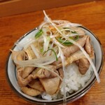 俺の中華たなか家 - サービスおつまみが大変身↪↻(^^)↺↩して「アレンジホルモン丼」へ♬この組み合わせも最高✨＼(^o^)／