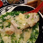 俺の中華たなか家 - 「大蒜」＆「背脂」の下には大きな♪大きな♬柔らかチャーシュー❤️が隠れていました(⌒▽⌒)　次回は「ご飯」に載せたいですね(๑´ڡ`๑)