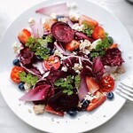 Salad rouge (trevis, beetroot, blueberry, strawberry)