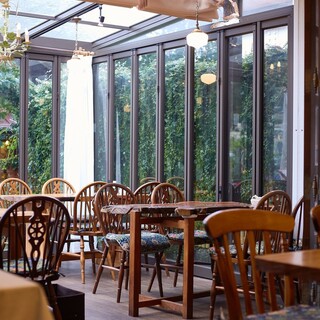 日常を忘れて寛げる“都会のオアシス”。テラス席はペットOK