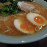 いずみ家 - らーめん中＆味玉＆ほうれん草＠ズームアップ