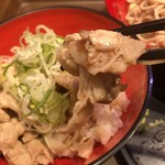 Nadai Fujisoba - ミニ梅だれ豚丼　豚肉持ち上げ