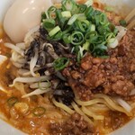 担担麺家 たけうち - アップ。土台は白ごまの練りですが、練り黒ごままでアクセントに、ちゃんと入ってる。