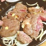 Pepek - 今夜の晩ごはん☆
      Pepekの１Poundステーキ(＾ｰ^)ノ
      
      ミディアムなステーキ☆
      下味もしっかり効いているので、そのまま頂いてもビールにバッチリ合います…今日はギネスに合わせました(＾ｰ^)
      
      ソースをかけて口に放り込むと程よく柔らかな噛み心地と肉汁が溢れ出すこの幸せ感まんてんなお肉( ^ω^ )/