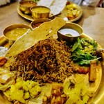 本格インド料理 Spice magic - シーフードカレーとチキンカレー、ビリヤニ。写真切れてますが副菜も少しずつ添えてあります。