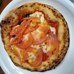 ピッツェリア ダジーノ - 冷凍ピッツアマルゲリータに自前でスライストマトをアレンジ！コクが増してバジルの香りと共にサイコー！