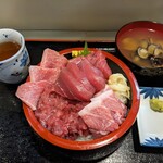 海の幸 翔 - 【2023/9】塩釜産カマトロ丼全景(ネタ展開時)