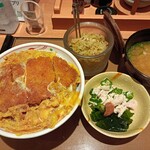 Yayoi Ken - かつ丼750円(ご飯大盛)＋蒸し鶏と海藻のぽん酢和え120円(税込)