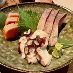 Osashimi To Kushiyaki Hige - 刺身盛り合わせ（サーモン、ブリ、タコ足）