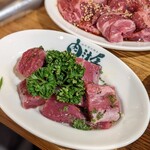 羊肉炭火焼 肉汁屋 - 