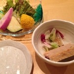 元祖蒸し鶏屋 ゆげ鳥 - 夜定食の小鉢とサラダ