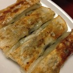 宏源居 - 大きめのギョウザ。春巻サイズです。