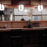 鳥清 - 白木のカウンター席