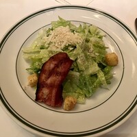 ウルフギャング・ステーキハウス 丸の内店 - サラダはシーザーサラダでアメリカ感。美味しいです。