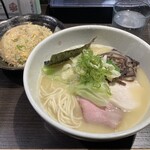 Menya Fukuichi - 鶏白湯ラーメン(塩)　名物半チャーハン