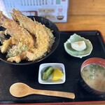 御客屋 - 料理写真:特大エビ天丼1100円税込　味噌汁はアサリの味噌汁でした。